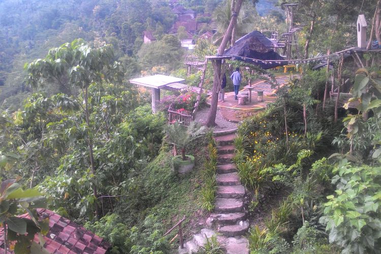 Panorama hutan di pegunungan jadi andalan. Waktu yang paling tepat untuk wisata ke tempat ini adalah pagi dan sore sambil menikmati sapuan warna lembayung di langit karena matahari terbit ataulah tenggelam.