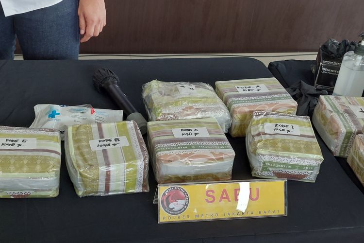 Narkoba jenis sabu seberat 9,5 kilogram dari jaringan peredaran narkoba internasional Malaysia, dibungkus menyerupai kado, diperlihatkan Polres Metro Jakarta Barat dalam konferensi pers di Mapolres Jakarta Barat, Kamis (14/7/2022).