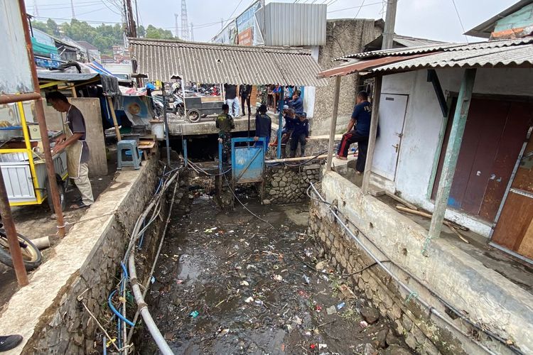 Banjir di Bandung Barat, Lansia Baru Operasi Batu Empedu Terjebak di Rumah