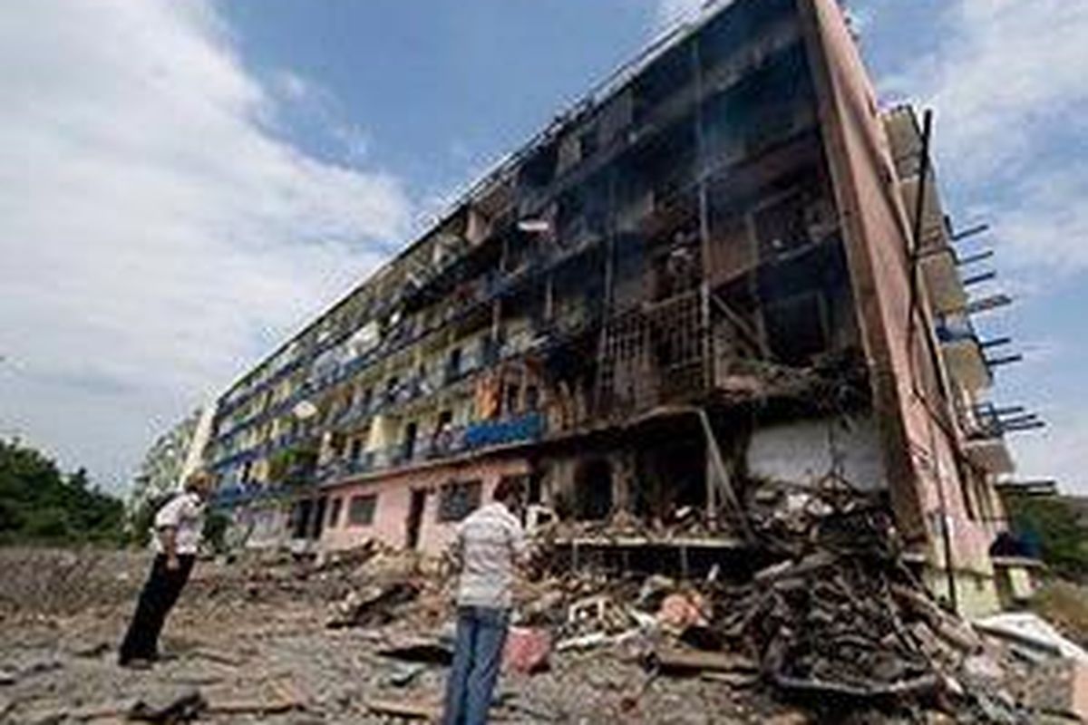Sebuah bangunan apartemen di kota Gori hangus setelah menjadi sasaran pengeboman militer Rusia, Minggu (10/8)