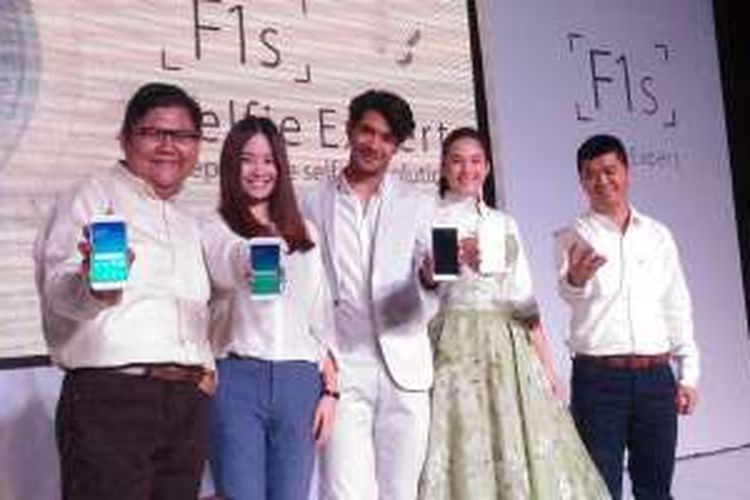 (Ki-ka) Aryo Meidianto, Media Engagement Oppo Indonesia; Alinna Wen, Brand Manager Oppo Indonesia; Reza Rahardian, Brand Ambassador Oppo F1s; Chelsea Islan, Brand Ambassador Oppo F1s; dan Suwanto, Public Communication Oppo Indonesia memamerkan F1s ke media di acara peluncuran perangkat tersebut, Rabu (3/8/2016).