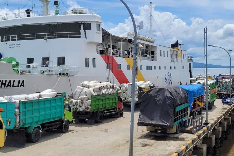 Antrean truk pengangkut rumput laut di pelabuhan Tunon Taka Nunukan Kaltara. Sektor rumput laut yang tengah booming menjadi alasan nelayan dan petani beralih profesi dan berimbas pada pemenuhan pangan di perbatasan RI Malaysia ini