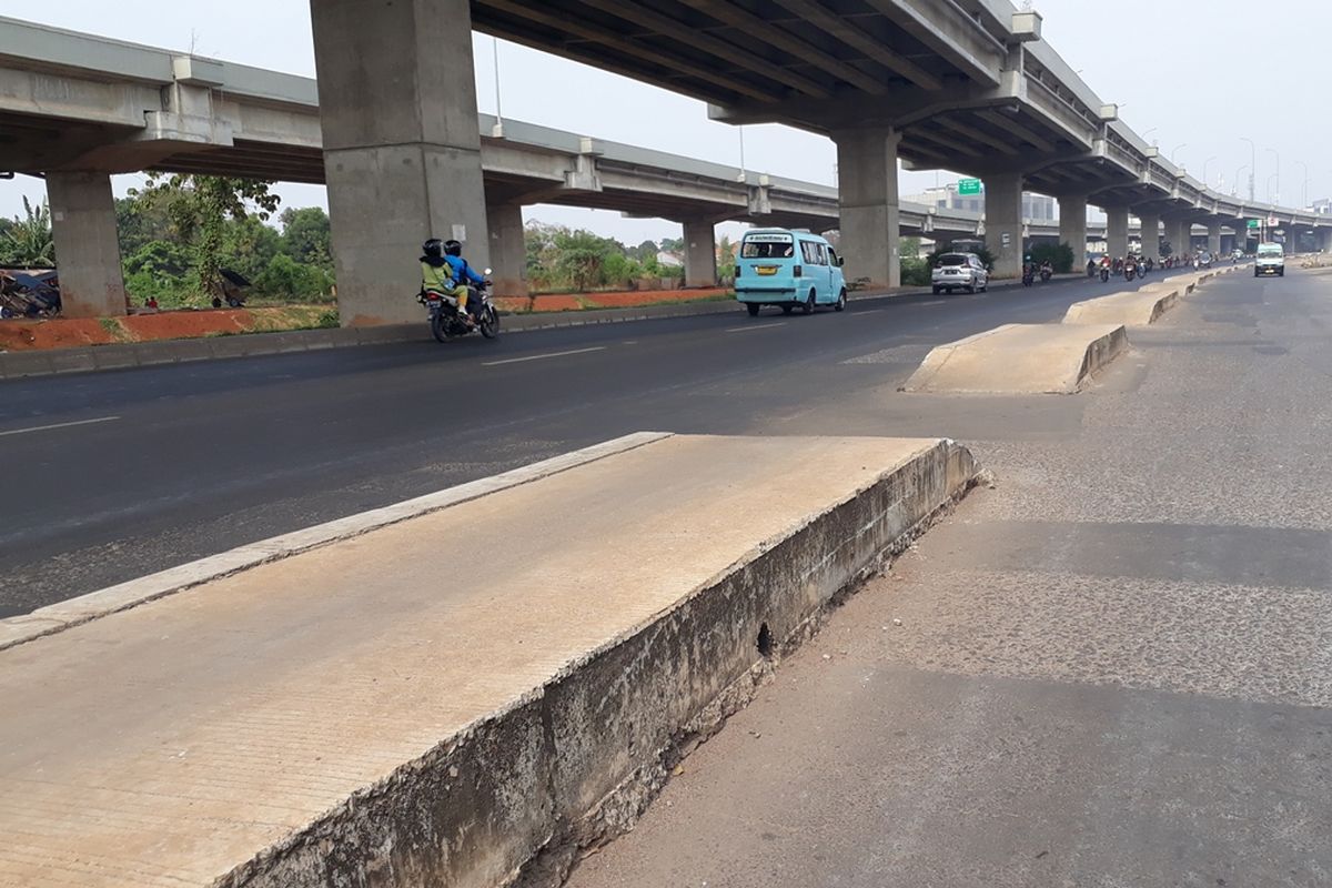 Trotoar di Jalan Raya Kalimalang, Duren Sawit, Jakarta Timur, nampak berada di tengah jalan, Minggu (15/9/2019).