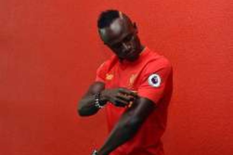 Sadio Mane resmi berseragam Liverpool pada Selasa (28/6/2016). 