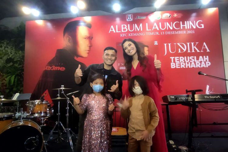 Penyanyi Judika dan keluarga setelah jumpa pers launching album ketujuhnya yang bertajuk Teruslah Berharap di kawasan Kemang, Jakarta Selatan, Senin (13/12/2021).