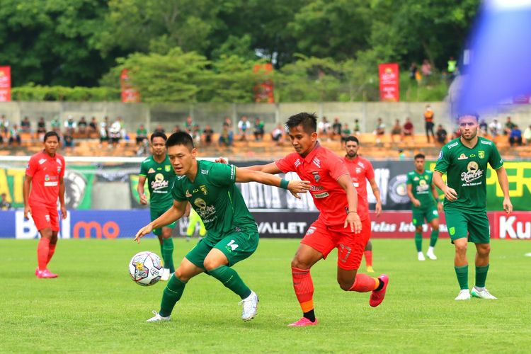 Suasana perebutan bola dalam laga pekan ke-22 Liga 1 2022-2023 antara Persebaya vs Borneo FC di Stadion Gelora Joko Samudro, Gresik, Jumat (3/2/2023).