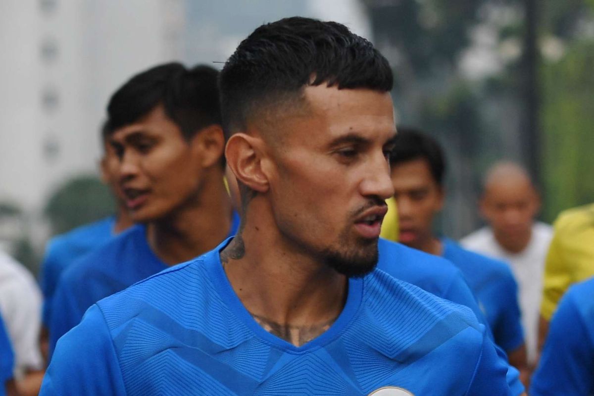 Pesepak bola Timnas Indonesia Stefano Lilipaly mengikuti sesi latihan perdana di Kawasan Gelora Bung Karno, Senayan, Jakarta, Kamis (26/5/2022). Timnas Indonesia memulai pemusatan latihan sebagai persiapan jelang laga FIFA Match Day Timnas Indonesia vs Bangladesh pada Rabu, 1 Juni di Bandung dan kualifikasi Piala Asia 2023 yang digelar pada 8-14 Juni di Kuwait.