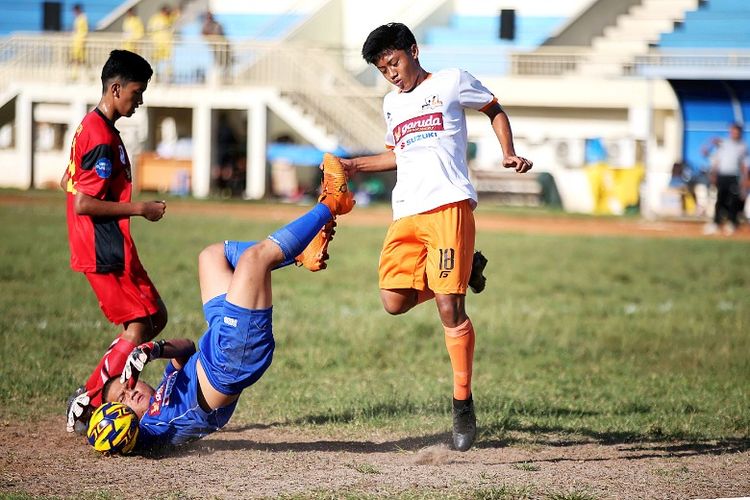 Pertadingan SSB Pelita Jaya Vs SSB Villa 2000 (Kompas/Hendra A Setyawan)