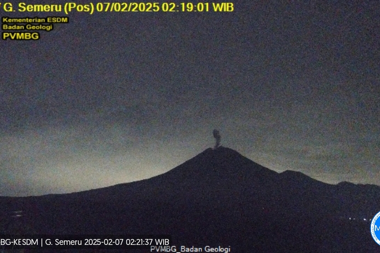 Visual erupsi Gunung Semeru berupa letusan setinggi 700 meter, Jumat (7/2/2025))
