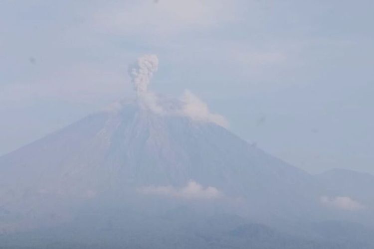 Gunung Semeru 2 Kali Erupsi Pagi Ini, Letusan Capai 1.000 Meter