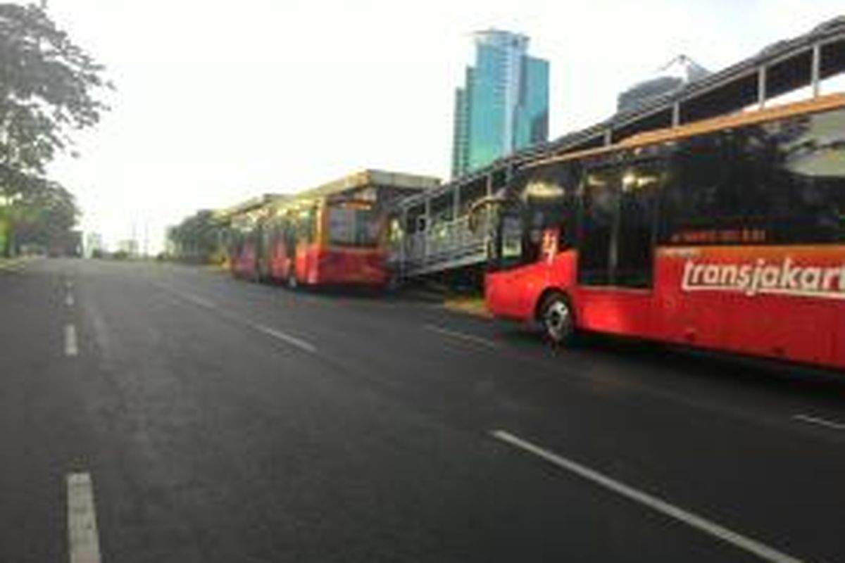Bus transjakarta masih boleh lewat Jalan Gatot Soebroto yang sudah ditutup, Rabu (22/4/2015) sore.