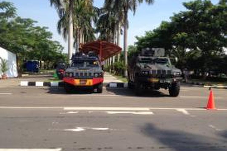 Satu unit barracuda dari Polri dan panser dari TNI disiagakan tepat di depan ruang VIP Terminal 1 Bandara Soekarno-Hatta, Senin (20/4/2015). Pengamanan ini dilakukan untuk mengawal kepala negara dan delegasi peserta KAA.
