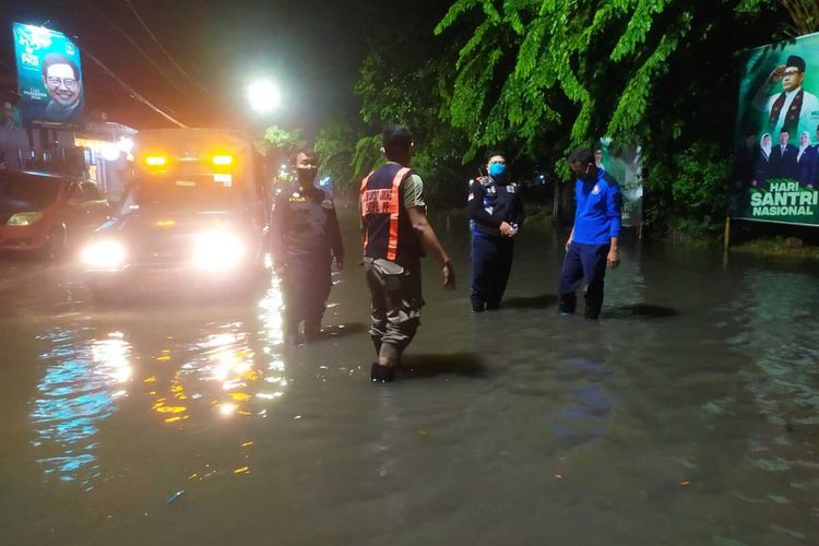 Hujan deras disertai angin kencang yang mengguyur Kota Surabaya, Jawa Timur, mengakibatkan banyak pohon tumbang dan banjir di sejumlah titik ruas jalan, Minggu (12/12/2021) malam.