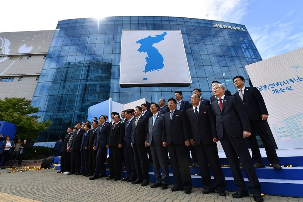 Perwakilan Korea Utara dan Korea Selatan saat peresmian pembukaan kantor penghubung di kota perbatasan Kaesong, September 2018.
