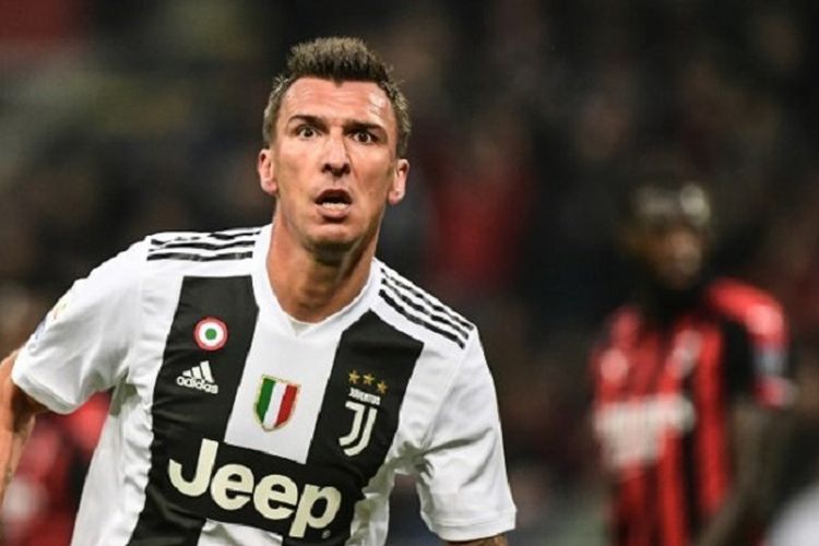 Mario Mandzukic merayakan golnya pada laga AC Milan vs Juventus di San Siro dalam lanjutan Liga Italia, 11 November 2018. 