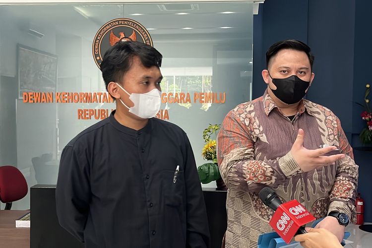 Kuasa hukum Koalisi Masyarakat Sipil Kawal Pemilu Bersih dari firma hukum AMAR dan Themis pada Kamis (29/12/2022) kembali menyampaikan aduan dari anggota KPU daerah terhadap 11 komisioner KPU tingkat pusat sampai daerah terkait dugaan kecurnagan proses verifikasi faktual partai politik calon peserta Pemilu 2024.