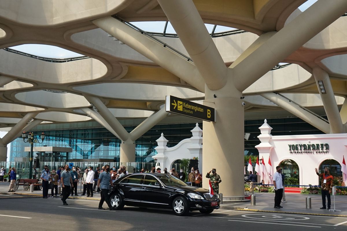 Presiden Joko Widodo bersama rombongan meninggalkan Yogyakarta International Airport (YIA) usai meresmikan YIA di Kulonprogo, DI Yogyakarta, Jumat (28/8/2020). Proyek pembangunan YIA yang berdiri di atas tanah seluas 600 hektare dan memiliki hanggar seluas 371.125 meter persegi serta memiliki landasan pacu sepanjang 3.250 meter itu telah 100 persen selesai. ANTARA FOTO/Andreas Fitri Atmoko/wsj.