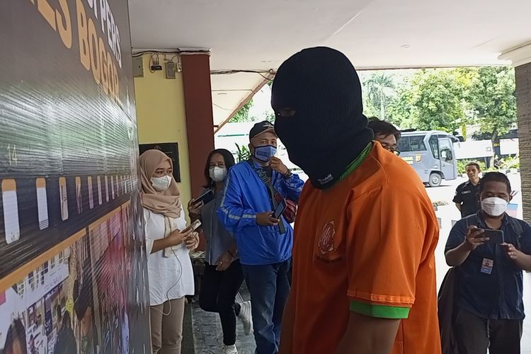 Kepolisian Resor Bogor merilis kasus pelecehan seksual sesama jenis di Mapolres Bogor, Cibinong, Kabupaten Bogor, Jawa Barat, Senin (7/2/2022).