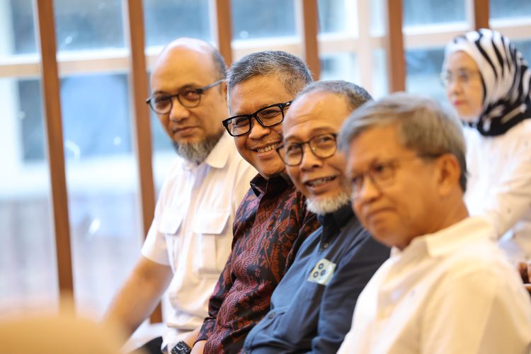 Sekretaris Jenderal PDI-P Hasto Kristiyanto duduk diapit Rocky Gerung, Bambang Widjojanto dan Novel Baswedan saat menghadiri kuliah umum di Universitas Indonesia, Depok, Senin (3/6/2024).