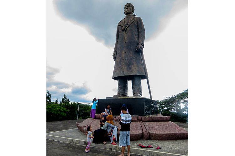 Patung Jenderal Sudirman setinggi sekitar 8 meter di Monumen Jenderal Sudirman, Pakis Baru, Pacitan.