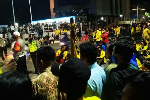 Demo Tolak Omnibus Law di Banjarmasin Berlangsung hingga Malam, Mahasiswa Ogah Bubar