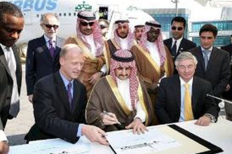 Pangeran Alwaleed saat menandatangani pembelian Airbus A380 terbaru di tahun 2007