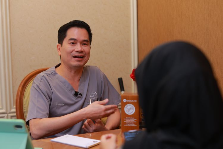 Co-Founder Eva Mulia Clinic dr Eddy Widjaja di Eva Mulia Clinic Grogol, Jakarta Barat, Selasa (14/1/2025).