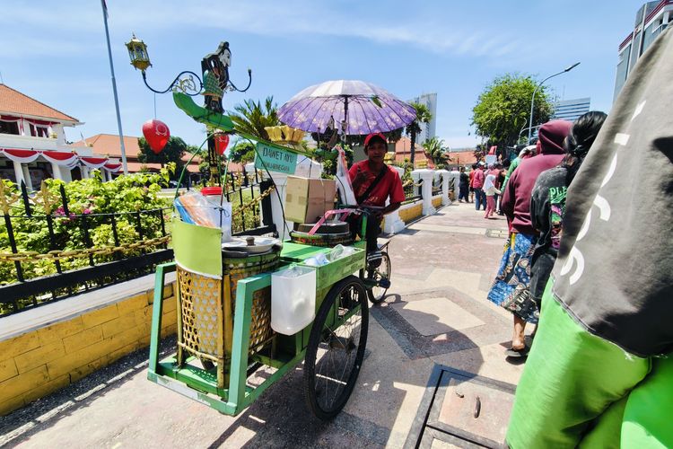 Slamet salah satu penjual es dawet di depan Gedung Negara Grahadi Surabaya, Jawa Timur.