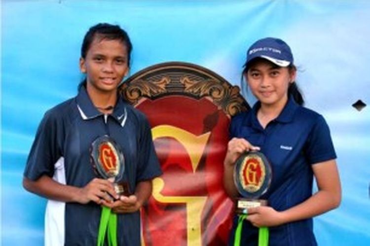 Anastasya Manalu (Sumut, kanan) dan Jihan Salvabila (Babel, kiri) rebut gelar juara ganda putri KU-14 tahun.