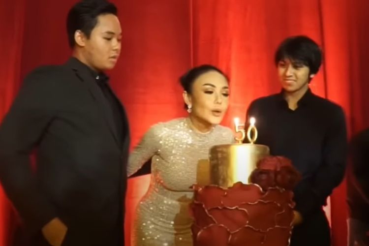 Penyanyi Yuni Shara merayakan ulang tahun ke-50 pada 3 Juni 2022 bersama keluarga.