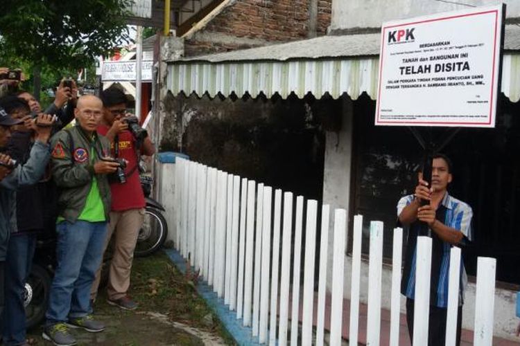 Foto : Inilah salah satu rumah milik tersangka Walikota Madiun, Bambang Irianto di Jalan Ir Soekarno, Kelurahan Josenan, Kecamatan Taman, Kota Madiun yang disita KPK dalam kasus tindak pidana pencucian uang, Rabu ( 22 / 2 / 2017) siang. 