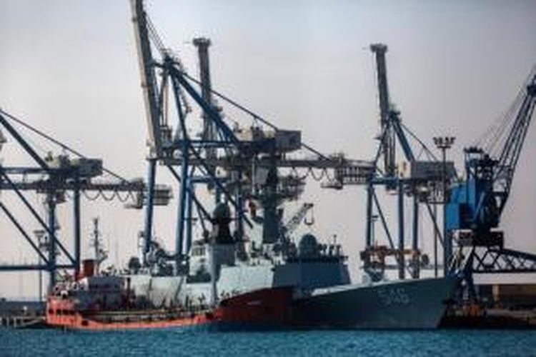 Kapal fregat China Yancheng yang akan membawa persenjataan kimia Suriah keluar dari negeri itu terlihat tengah bersandar di pelabuhan Limassol, Siprus pada 5 Januari 2014 dalam perjalanan menuju ke Suriah.