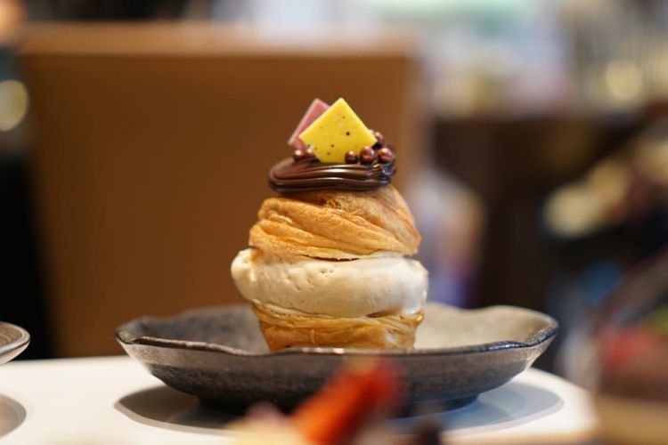 Cruffin with Nitrogen Ice Cream. Cruffin, -semacam kreasi perpaduan croissant dan muffin, dipadukan dengan isi es krim di bagian tengahnya. 