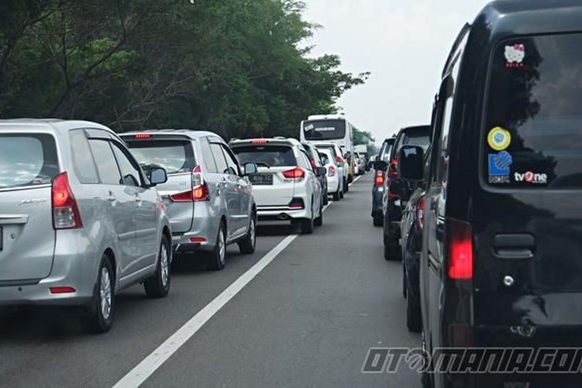 Pelanggaran lalu lintas bahu jalan di tol Cikampek