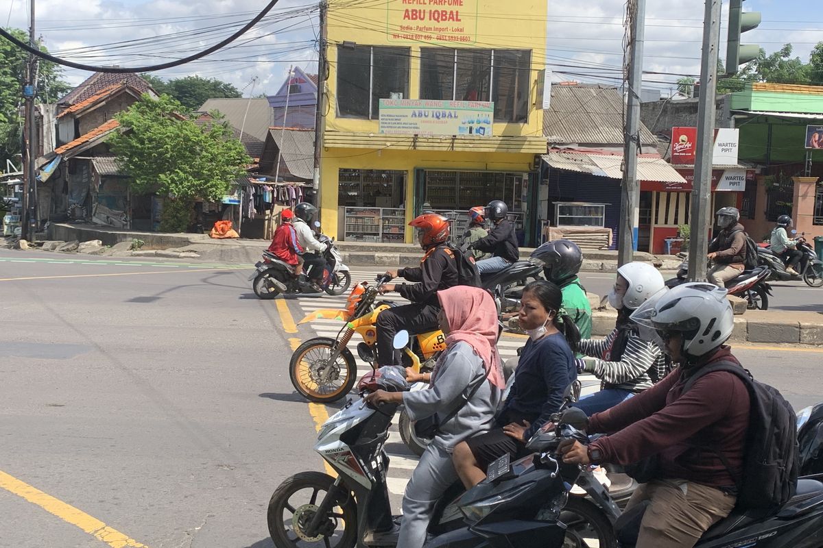 Sebanyak 265 kendaraan roda dua memakan jalur zebra cross di lampu merah Perempatan Jalan Sersan Aswan dan Cut Mutia, Margahayu, Kecamatan Bekasi Timur, Kota Bekasi, Kamis (7/6/2024).