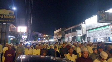 Berburu Malam Lailatul Qadar, Warga Gelar Shalat Tarawih di Jalan Pahlawan Empang Bogor