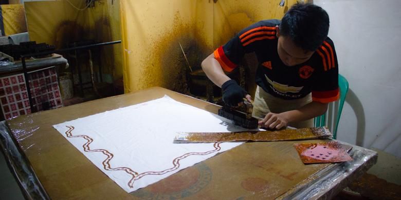 Membatik cap jadi salah satu proses membatik yang bisa dipelajari di Rumah Batik Komar, Bandung