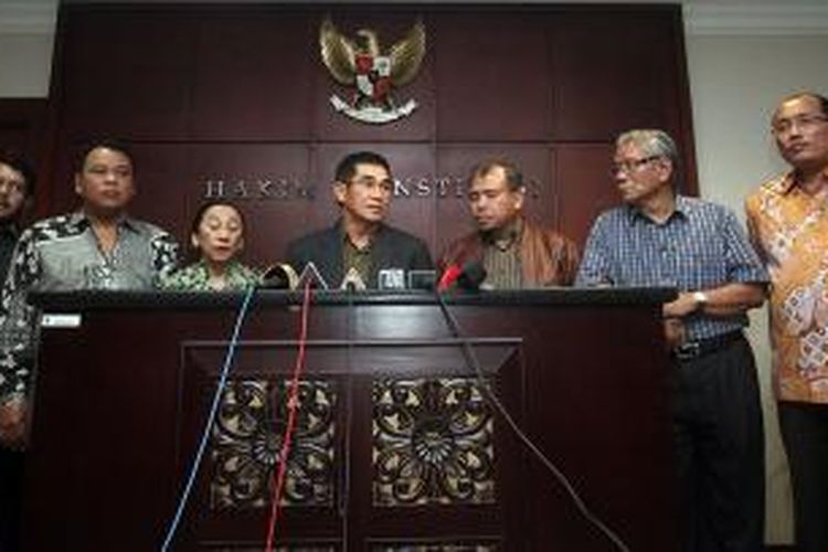 Wakil Ketua Mahkamah Konstitusi Hamdan Zoelva (tengah) bersama Hakim Konstitusi lain melakukan konferensi pers di Gedung MK, Jakarta, Kamis (3/10/2013), mengenai penangkapan Ketua MK dengan inisial AM. AM ditangkap penyidik KPK bersama 5 orang lainnya karena diduga terlibat dalam tindak pidana korupsi terkait pengurusan sengketa pilkada Gunung Mas Kalimantan Tengah. 