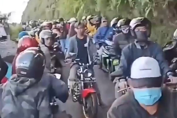 Tangkapan layar video viral puncak Gunung Telomoyo ramai kendaraan bermotor.