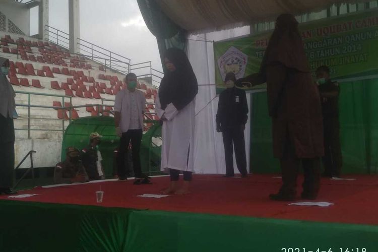 Terpidana cambuk warga Kota Lhokseumawe di Stadion Tunas bangsa, Desa Mon Geudong, Kecamatan Banda Sakti, Kota Lhokseumawe, Selasa (6/4/2021).