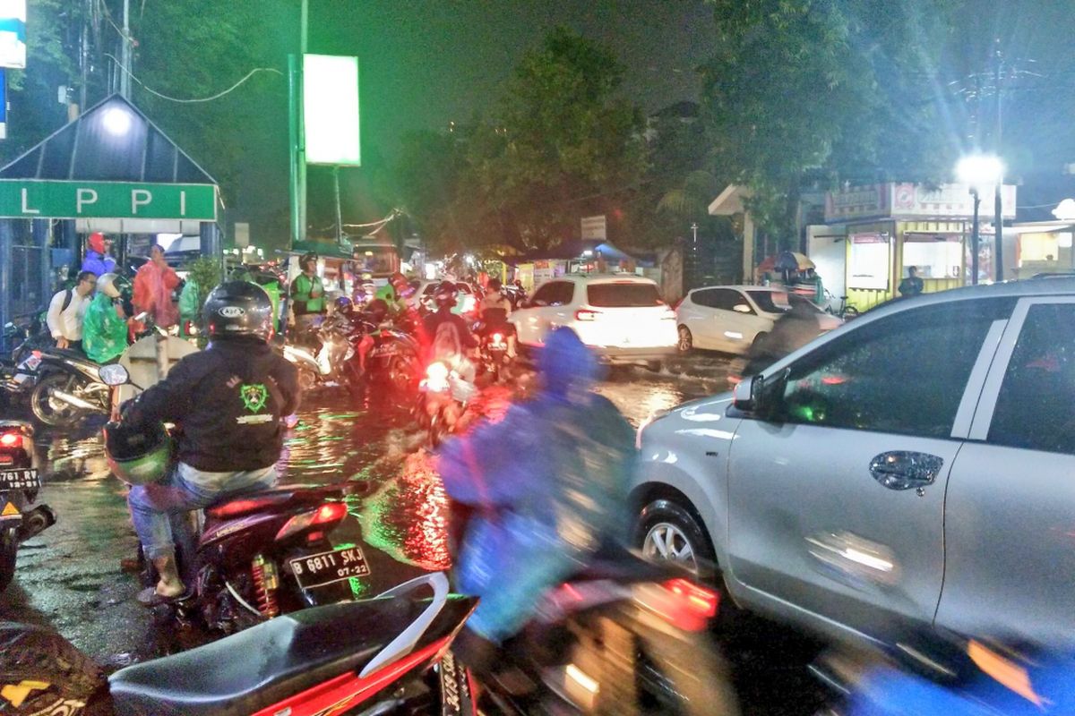 Genangan di Jalan Kemang Raya, Jakarta Selatan, tepatnya di depan LPPI, Rabu (7/2/2018) malam. Genangan menyebabkan lalu lintas tersendat.