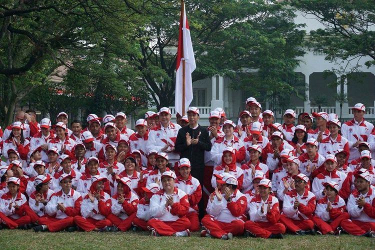 Presiden RI, Joko Widodo menyemangati ratusan atlet dan ofisial yang akan membela Merah Putih ke pesta olahraga bangsa Asia Tenggara dalam upacara yang dihadiri Menko Bidang Pembangunan Manusia dan Kebudayaan, Puan Maharani, Menteri Pemuda dan Olahraga, Imam Nahrawi, Sekretaris Negara, Pramono Anung, dan Ketua Umum Komite Olimpiade Indonesia (KOI), Erick Thohir