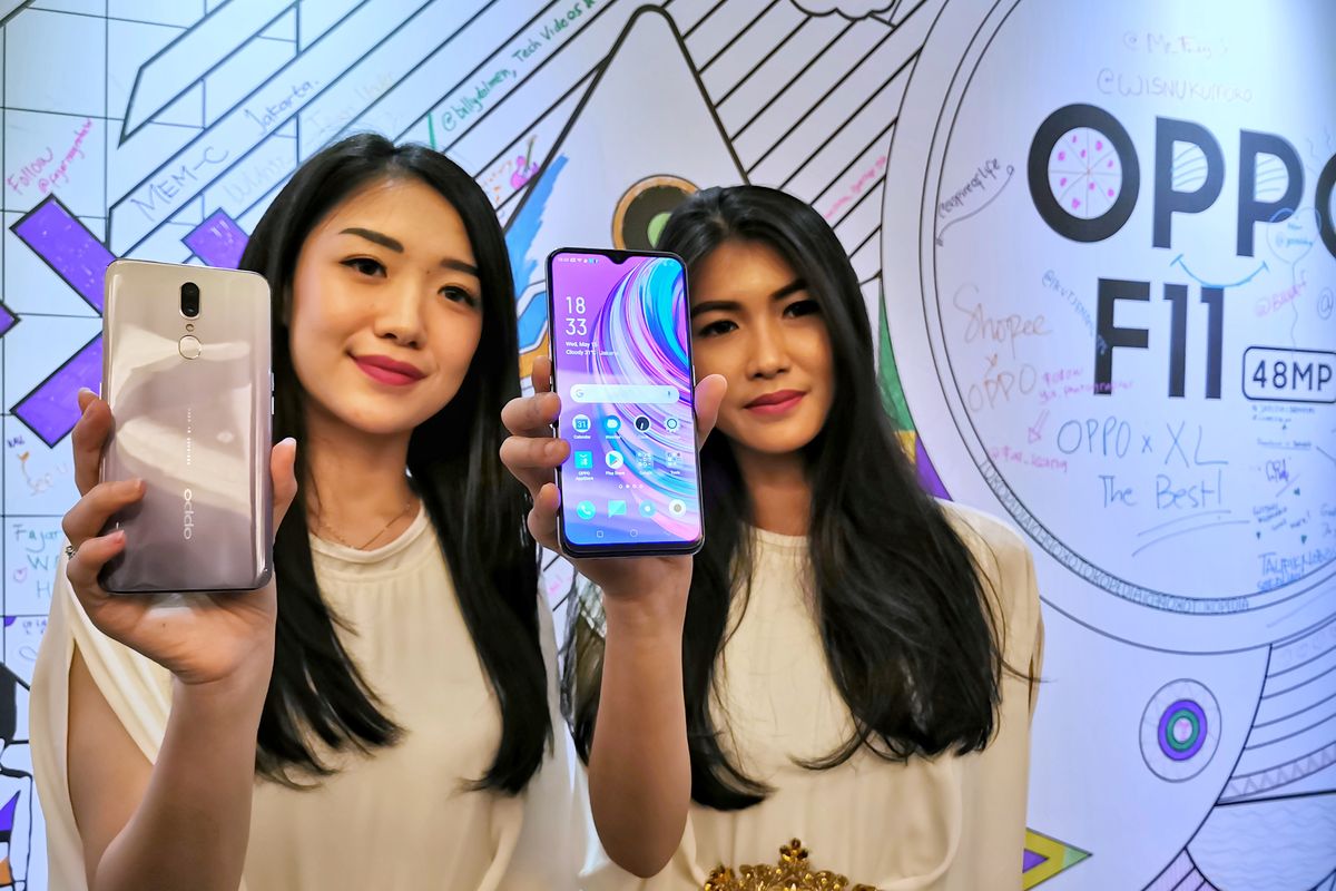 Model memamerkan Oppo F11 Jewelry White Edition dalam acara Oppo di Jakarta, Rabu (15/5/2019).