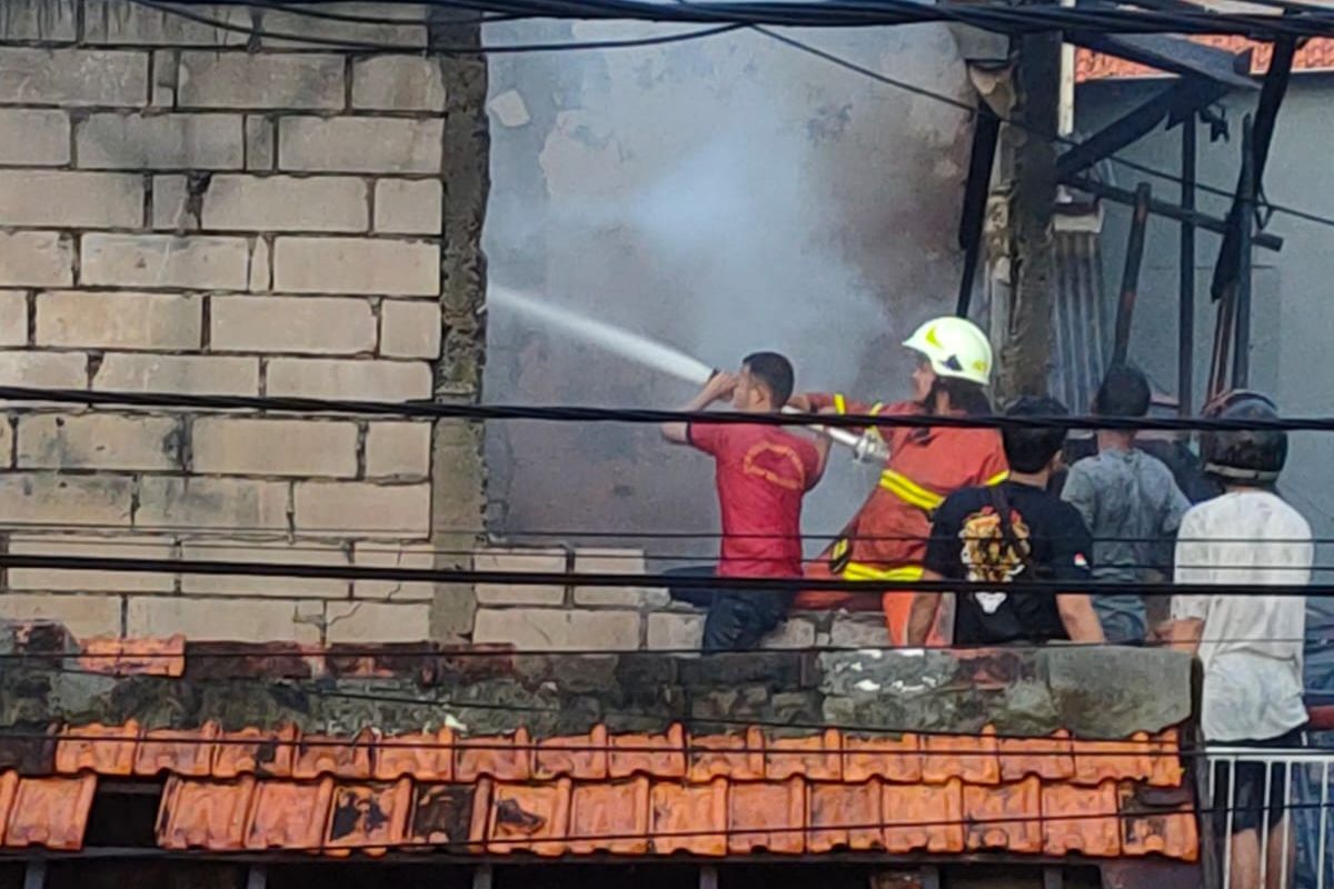 Kebakaran melanda 15 rumah tinggal di permukiman padat penduduk di Jalan Setia Kawan, Duri Pulo, Gambir, Jakarta Pusat.