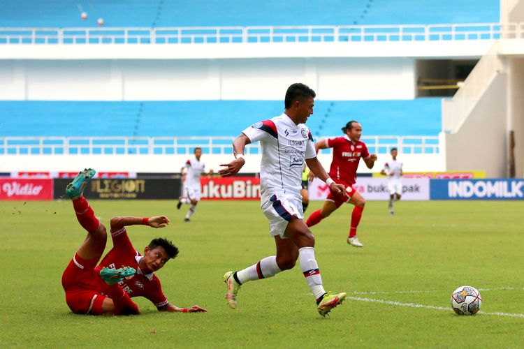 Pemain Arema FC Dedik Setiawan melewati pemain Persis Solo saat pertandingan pekan ke-13 Liga 1 2022-2023 yang berakhir dengan skor 2-1 di Stadion Jatidiri Semarang, Minggu (11/12/2022) sore.