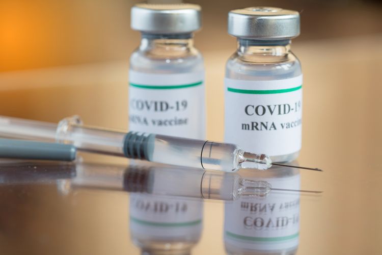 Ilustrasi vaksin Pfizer. FDA beri persetujan vaksin Covid-19 Pfizer-BioNtech diberikan untuk anak usia 5-11 tahun. Jika disetujui CDC, penyuntikkan akan dilakukan November. 
