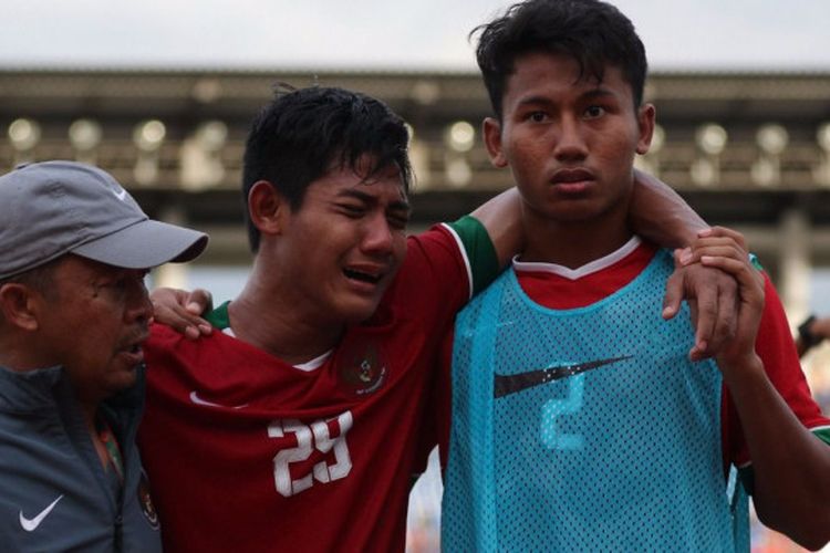 Bek timnas U-19 Indonesia, Firza Andika, meneteskan air mata seusai kekalahan di semifinal Piala AFF U-18 kontra Thailand di Stadion Thuwunna, Yangon, Myanmar, Jumat (15/9/2017).
