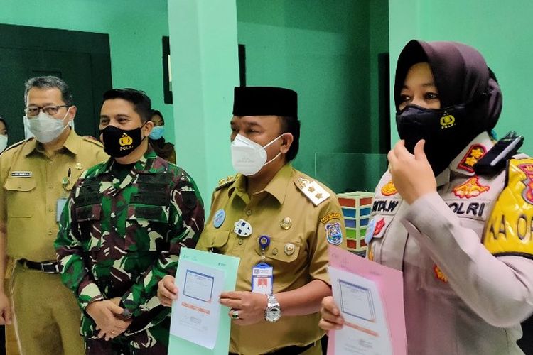 Kapolres Tegal Kota AKBP Rita Wulandari dan Wakil Wali Kota M. Jumadi menunjukan surat keterangan usai menjalani vaksinasi dosis kedua di RSUD Kardinah Kota Tegal, Senin (8/2/2021)