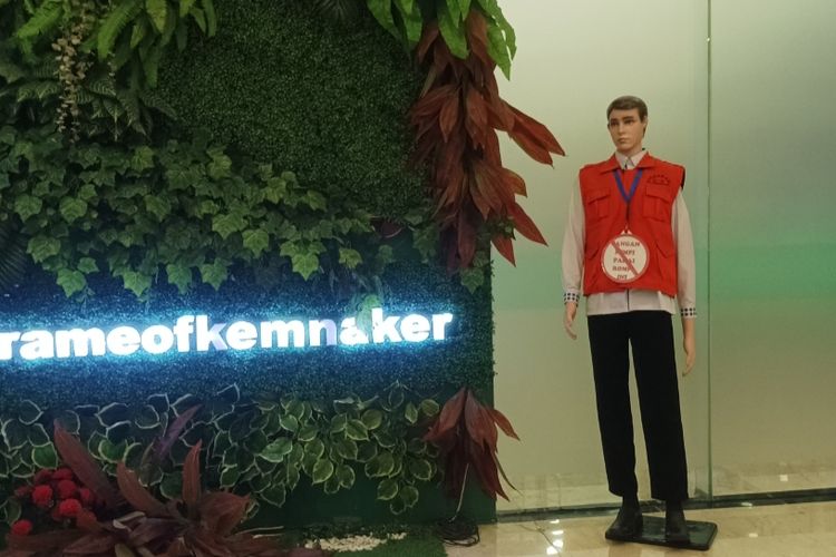 Patung pria menggunakan rompi oranye di Lobi Kantor Kemenaker yang dipantau pada Kamis (21/8/2025).