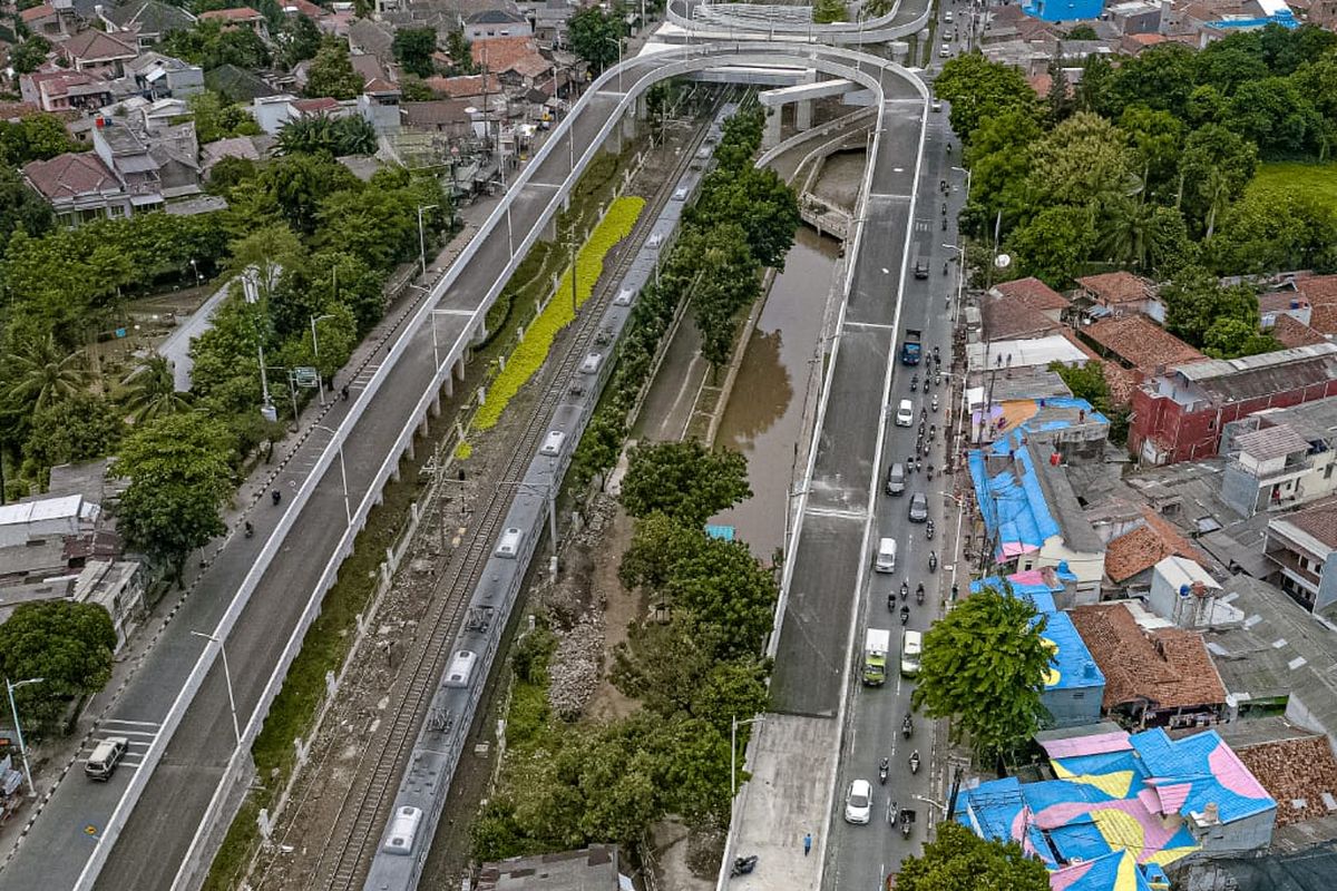 Genteng-genteng di sekitar Fly Over Tapal Kuda, Lenteng Agung, Jagakarsa, Jakarta Selatan dicat.